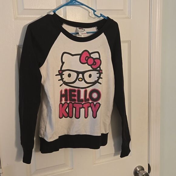 Set of Juniors or womens size medium hello kitty and Sanrio sweatshirt - Picture 3 of 7